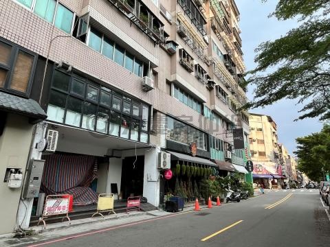 ++勤美SOGO商圈-面河畔六米面寬金店面 台中市西區華美街