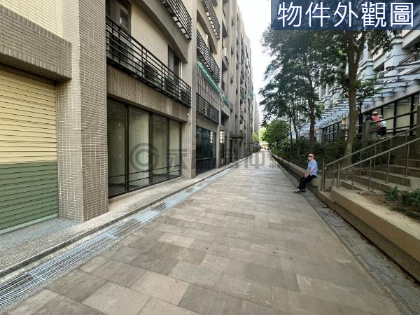 $八里超強店面跟八里老街當鄰居.收租自用值得