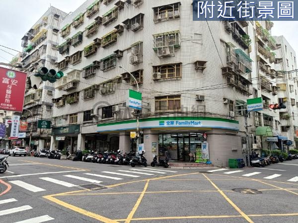 全家旁三角窗金店